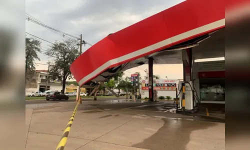 
							Cobertura de posto é derrubada com temporal em Maringá
						
						