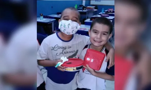 
							Menino raspa cabelo para homenagear amigo com câncer em MT
						
						