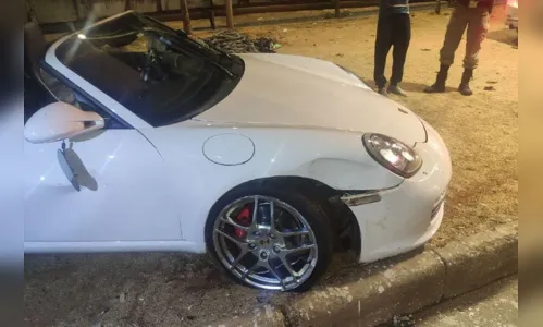 
							Motorista capota carro de luxo avaliado em R$ 400 mil
						
						