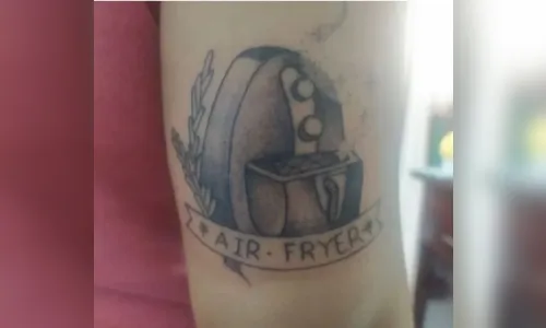 
							Mulher faz tatuagem no braço da fritadeira air fryer
						
						