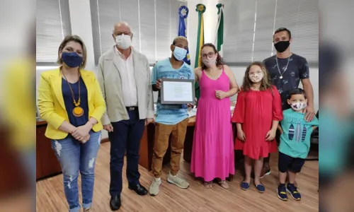 
						
							Vídeo: Coletor de lixo salva criança de ser atropelada no PR
						
						