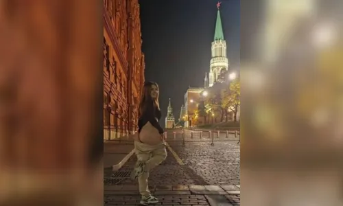 
							Atriz pornô é presa após posar de fio-dental no Kremlin
						
						