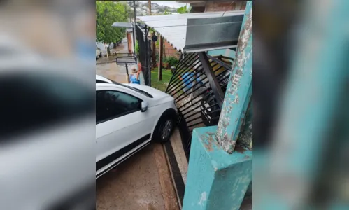 
							Carro desengatado atinge portão de casa em Apucarana
						
						