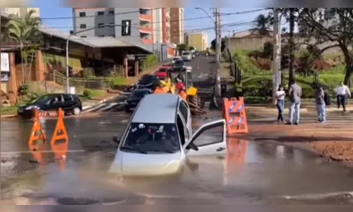 
							Carro é ‘engolido’ por cratera em Uberlândia; veja
						
						