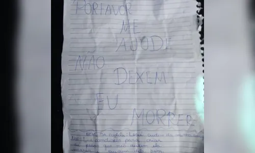 
							Guardas salvam cadela abandonada em palmeira na estrada
						
						