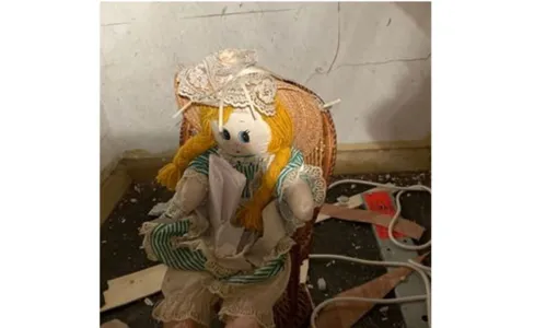 
							Homem se assusta ao encontrar bilhete misterioso em parede
						
						