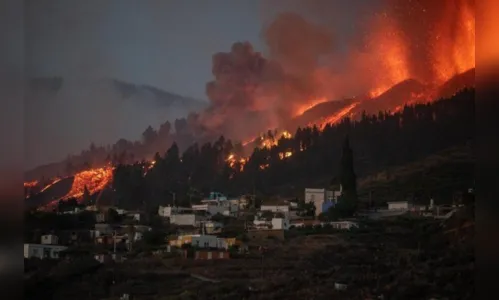 
						
							Lava de vulcão nas Ilhas Canárias atinge residências
						
						