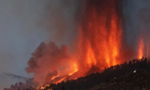 
						
							Lava de vulcão nas Ilhas Canárias atinge residências
						
						