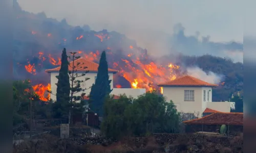 
						
							Lava de vulcão nas Ilhas Canárias atinge residências
						
						