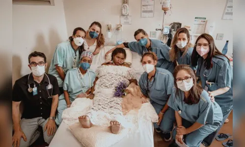 
							Mãe que sofre de paralisia rara chora ao conhecer filha
						
						