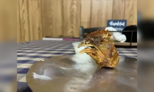 
							Mulher encontra cabeça em balde de frango frito; entenda
						
						