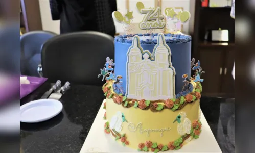 
							Prefeito de Arapongas recebe bolo comemorativo
						
						