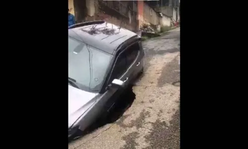 
							Asfalto cede e carro com família cai dentro de cratera
						
						