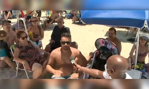 
							Cachorra viraliza na web ao curtir praia com óculos e chapéu
						
						
