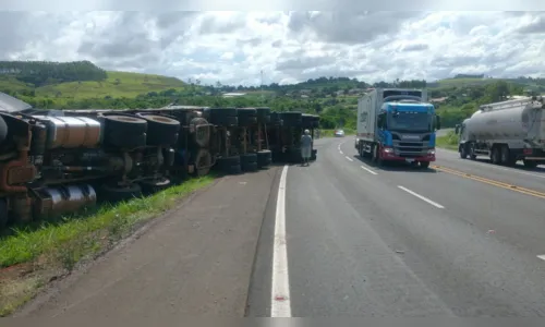 
							Caminhão tomba na PR-444 na tarde desta sexta-feira
						
						