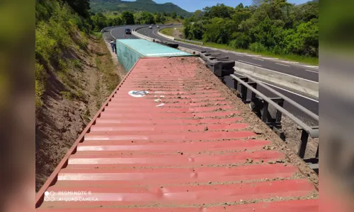 
						
							Carreta tomba entre Mauá da Serra e Ortigueira
						
						