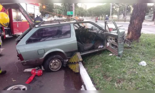 
						
							Carro bate em árvore e deixa três pessoas feridas em Maringá
						
						