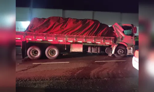 
							Colisão entre caminhões deixa jovem ferido na PR-444
						
						