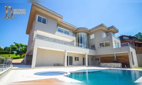 
							Deolane negocia compra de mansão com 11 banheiros
						
						