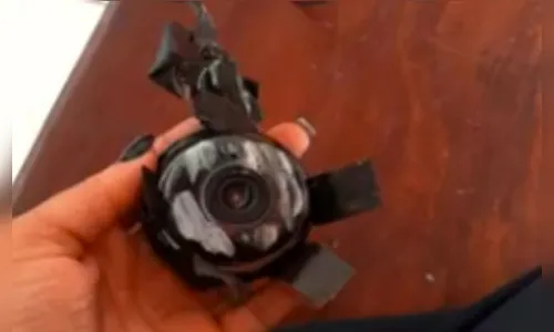 
							Homem instala câmera no quarto da ex-mulher para vigiá-la
						
						