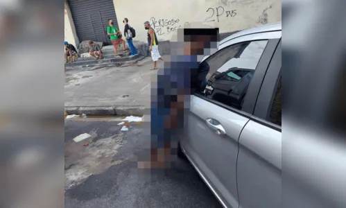 
							Homem morre em pé, encostado em carro e cena assusta
						
						