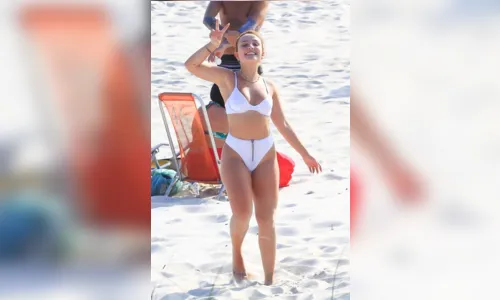 
							Larissa Manoela aparece de biquíni e fãs elogiam
						
						