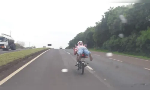 
							Motociclista é flagrado pilotando deitado em moto na BR-376
						
						