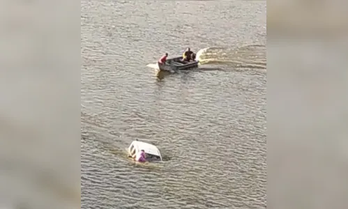 
						
							Carro bate em mureta de ponte e cai no Rio Ivaí
						
						