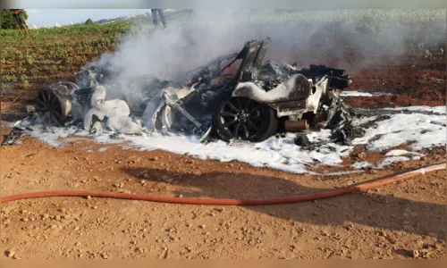 
							Range Rover pega fogo em Apucarana e fica destruída
						
						