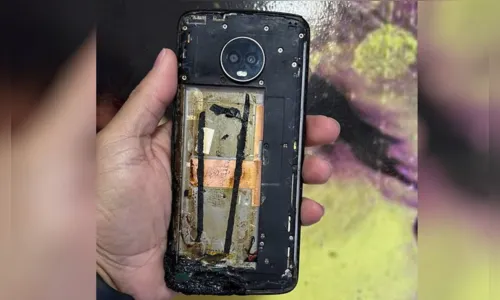
							Vídeo: bateria de celular 'inchado' explode em loja
						
						