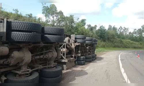 
							Caminhão tomba entre Mauá da Serra e Ortigueira
						
						
