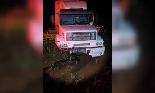 
						
							Motorista de carro morre em colisão frontal com caminhão na PR-323
						
						