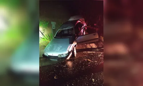 
							Mulher morre após carro colidir com barranco  na BR-376
						
						