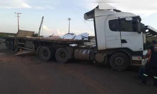 
							Caminhoneiro fica gravemente após tombamento na PR-092
						
						