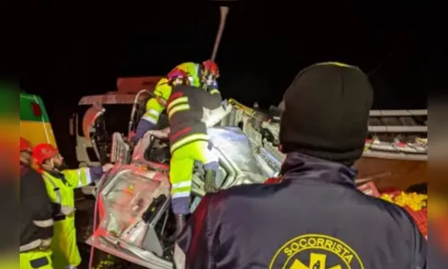 
							Batida entre caminhões carregados com frutas mata três pessoas no PR
						
						