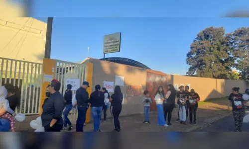 
						
							Pais protestam em frente a escola de garoto morto após briga
						
						