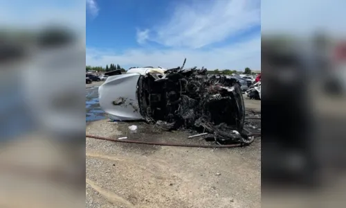
						
							Carro da Tesla pega fogo após três semanas parado em ferro-velho
						
						