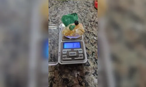 
							PM apreende mais de 1,2 kg de maconha e crack em Apucarana
						
						