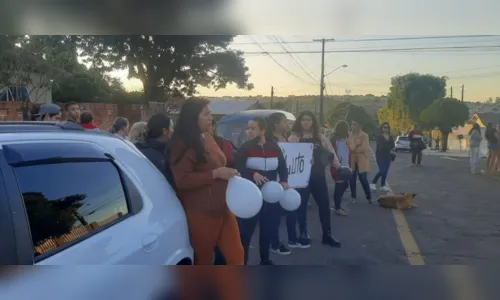 
						
							Pais protestam em frente a escola de garoto morto após briga
						
						