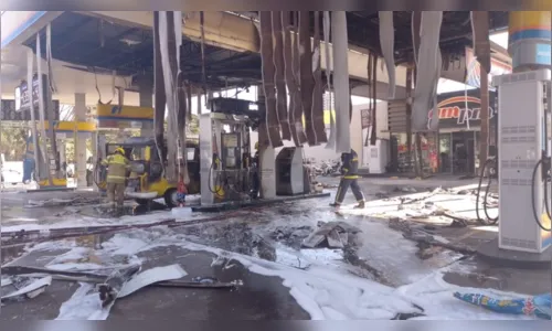 
							Kombi pega fogo em posto de combustíveis em Londrina
						
						