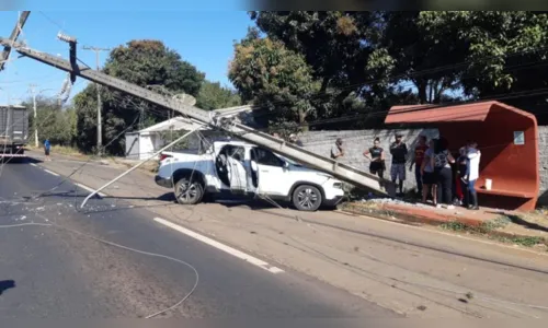 
							Motorista desmaia no volante e atinge poste na BR-376, em Califórnia
						
						