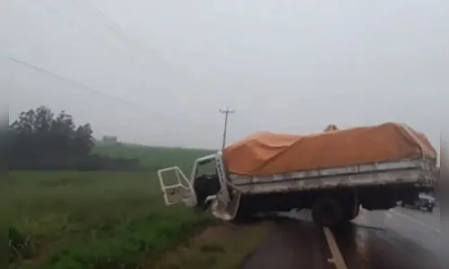 
							Acidente entre carro e caminhão deixa cinco feridos na PR-281
						
						