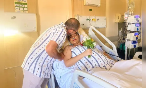 
							Paciente com câncer emociona ao se casar em hospital
						
						