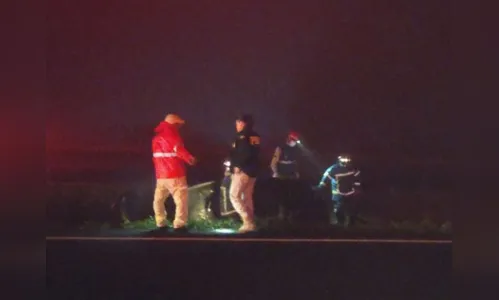 
							Carro sai da pista e cai em canaleta na BR-376
						
						