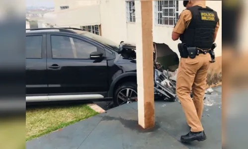 
						
							Motorista destrói carro ao bater na parede de igreja, em Apucarana
						
						
