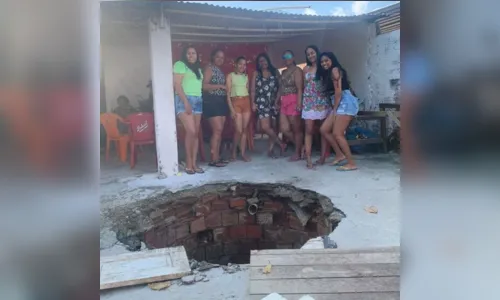 
						
							Mulheres caem em fossa após chão ceder durante festa; vídeo
						
						