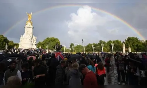 
						
							Arco-íris duplo é visto no céu da Inglaterra no dia da morte da rainha
						
						