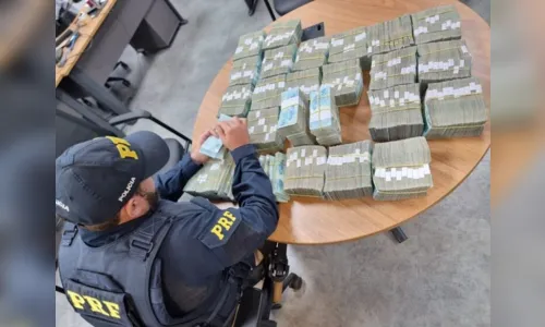 
							Agentes da PRF encontram R$ 2,5 milhões em porta-malas de carro
						
						