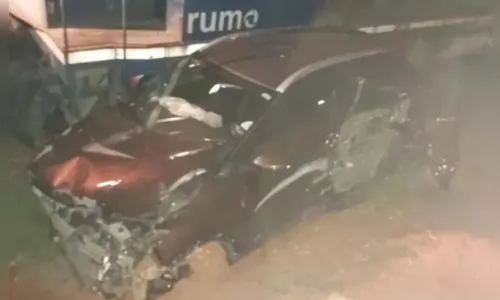 
						
							Carro é atingido por trem e ocupantes saem ilesos no PR
						
						