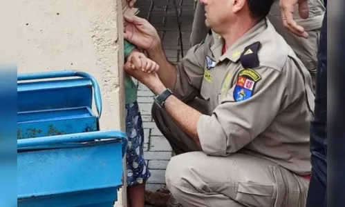 
							Bombeiros resgatam criança presa pela cabeça em vão de concreto
						
						